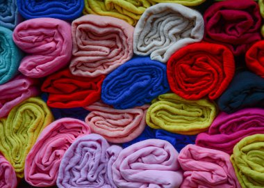 Bir sokak pazarında Satılık renkli Tekstil