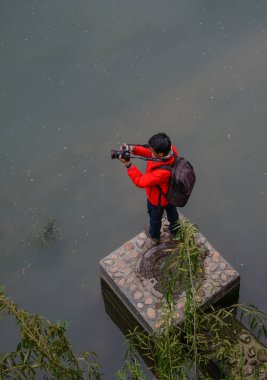 Nehir kıyısında duran genç bir adam