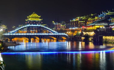 Fenghuang antik kenti gece manzarası