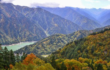 Japonya 'da sonbaharda dağ manzarası 