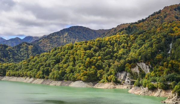 Bergslandskap på hösten i Japan — Stockfoto