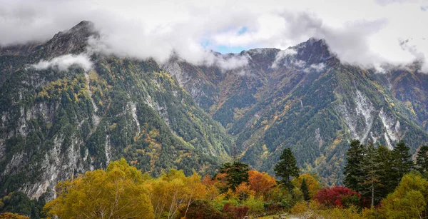 日本の秋の山の風景 — ストック写真