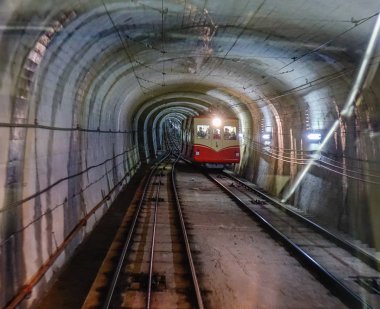 Tünel ile yeraltı demiryolu pisti