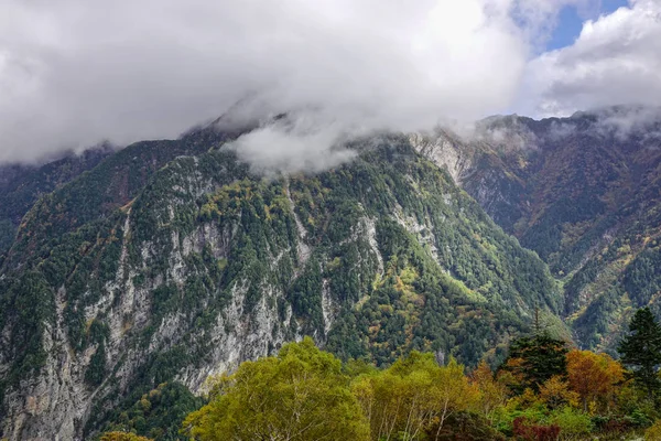 Paesaggio montano in autunno in Giappone — Foto Stock