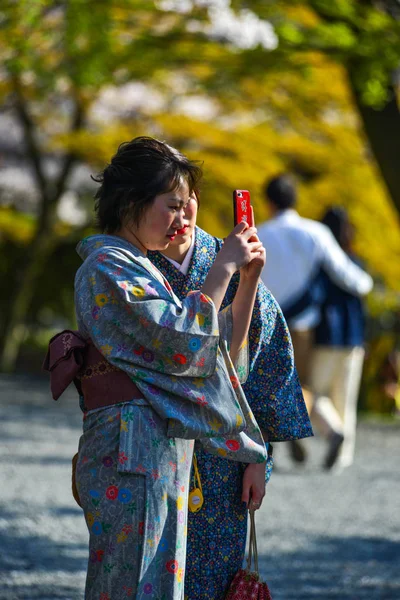 Nők kimonó ül a parkban — Stock Fotó