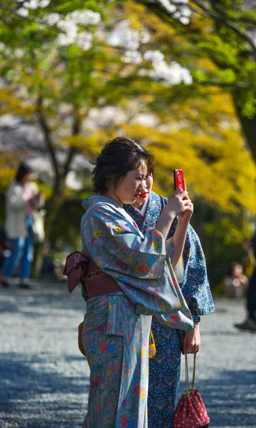 Nők kimonó ül a parkban — Stock Fotó