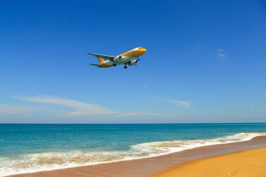 Phuket Havaalanı'na uçak iniş (Tayland) 