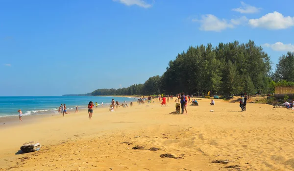 People enjoy on the sand beach — Stock Photo, Image