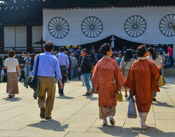Ludzie odwiedzają sanktuarium Yasukuni — Zdjęcie stockowe