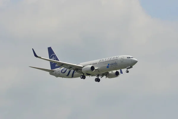 Avión de pasajeros aterrizando en el aeropuerto — Foto de Stock