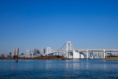 Gökkuşağı Köprüsü ve cityscape Tokyo, Japonya