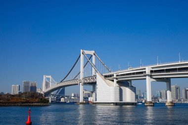 Gökkuşağı Köprüsü ve cityscape Tokyo, Japonya