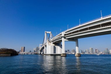 Gökkuşağı Köprüsü ve cityscape Tokyo, Japonya