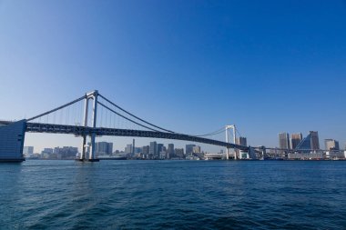 Gökkuşağı Köprüsü ve cityscape Tokyo, Japonya