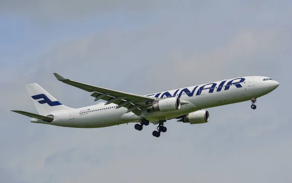 Avión de pasajeros aterrizando en el aeropuerto — Foto de Stock