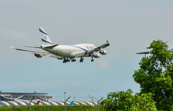 Avión de pasajeros aterrizando en el aeropuerto — Foto de Stock