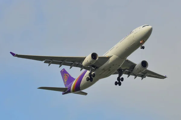 Avión de pasajeros aterrizando en el aeropuerto — Foto de Stock