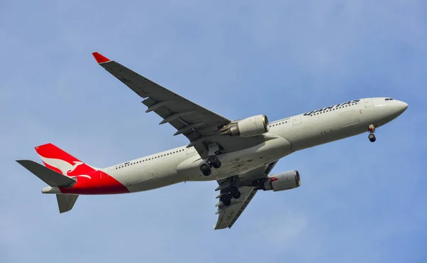 Avião de passageiros aterrissando no aeroporto — Fotografia de Stock