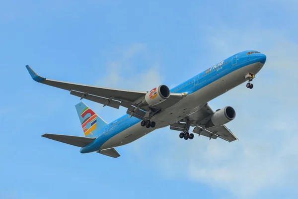 Avión de pasajeros aterrizando en el aeropuerto — Foto de Stock