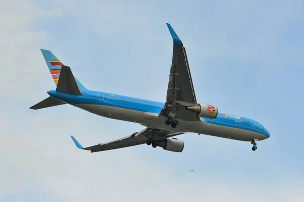 Avión de pasajeros aterrizando en el aeropuerto — Foto de Stock