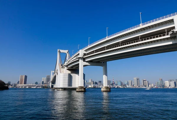 Ponte do arco-íris e paisagem urbana em Tokyo, Japão — Fotografia de Stock