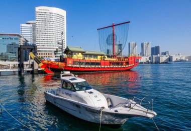 İskelede geleneksel ahşap feribot 