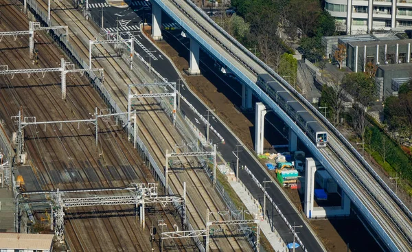 Widok z lotu ptaka na tory kolejowe w Tokio, Japonia. — Zdjęcie stockowe