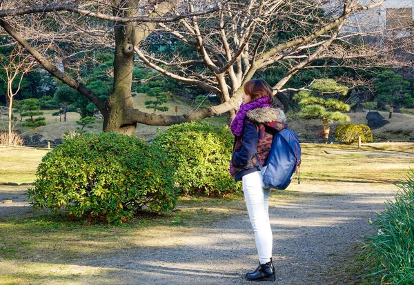 La gente visita el jardín en Tokio, Japón —  Fotos de Stock