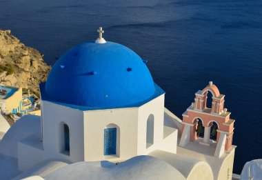 Santorini Adası'ndaki mavi kilise, Yunanistan 