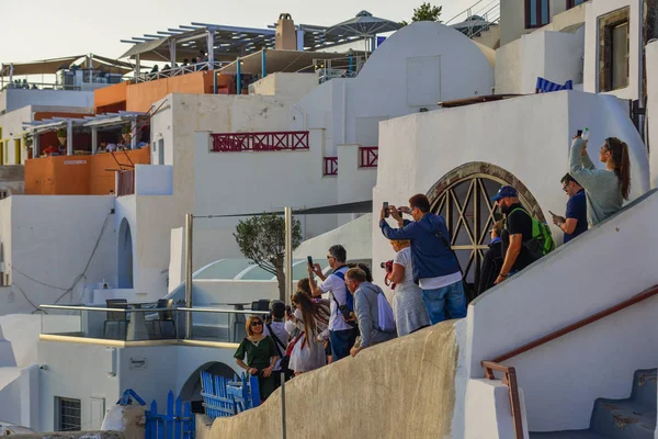 许多游客参观圣托里尼岛,希腊 — 图库照片
