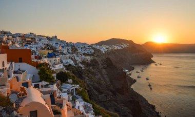 Gün batımında güzel dağlar ve deniz 