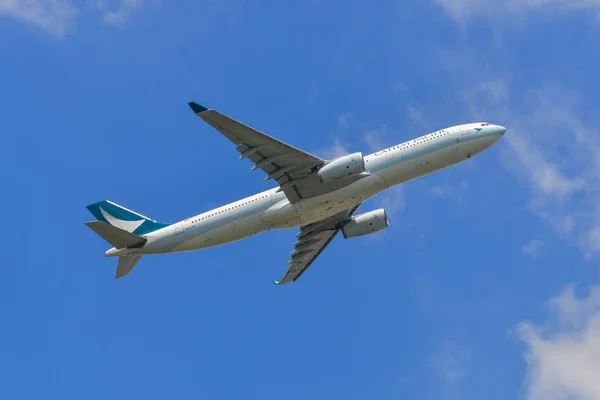 Décollage de l'avion depuis l'aéroport — Photo