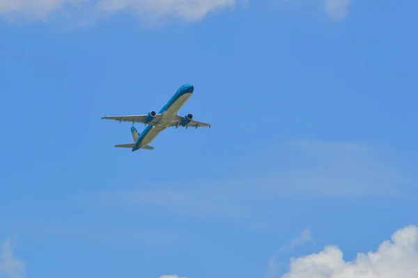 Flugzeug hebt vom Flughafen ab — Stockfoto