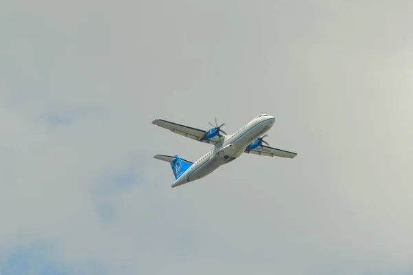 Vliegtuig opstijgen vanaf de luchthaven — Stockfoto