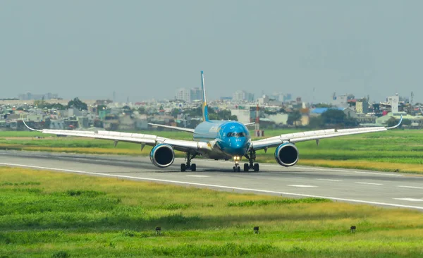 Avion circulant sur la piste de l'aéroport — Photo