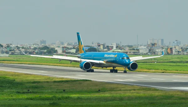 Taxi aereo sulla pista dell'aeroporto — Foto Stock