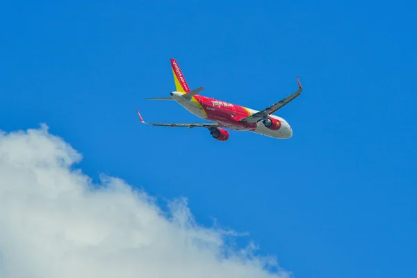 Décollage de l'avion depuis l'aéroport — Photo