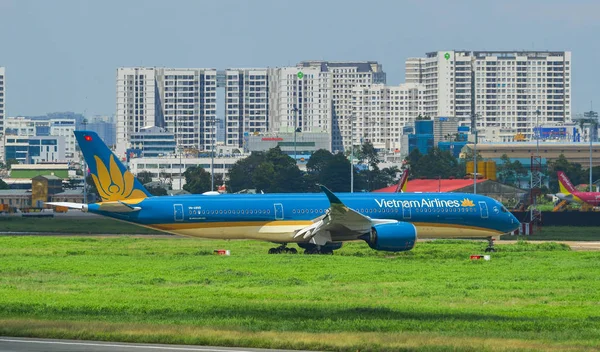 Flygplan som taxning på landningsbanan av flygplatsen — Stockfoto