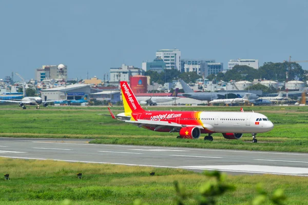 Avión que circula en la pista del aeropuerto — Foto de Stock