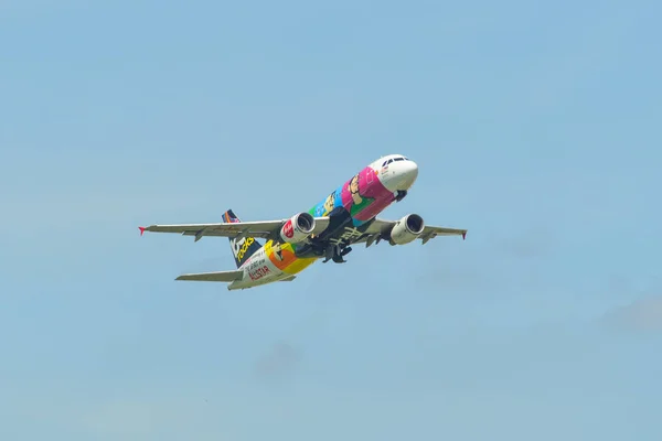 Décollage de l'avion depuis l'aéroport — Photo