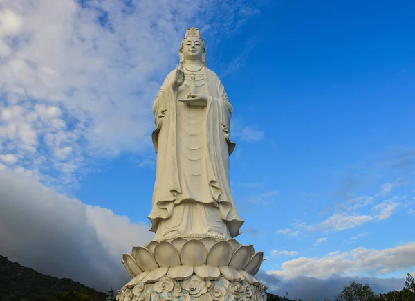 Enorme statua di Buddha Guanyin — Foto Stock