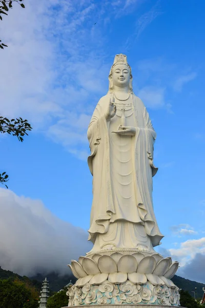 Enorme statua di Buddha Guanyin — Foto Stock