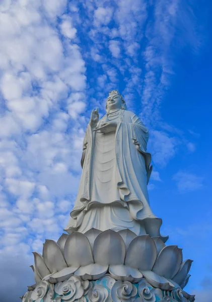 Enorme statua di Buddha Guanyin — Foto Stock