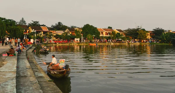 Oude gebouwen met de rivier in Hoi An, Vietnam — Stockfoto