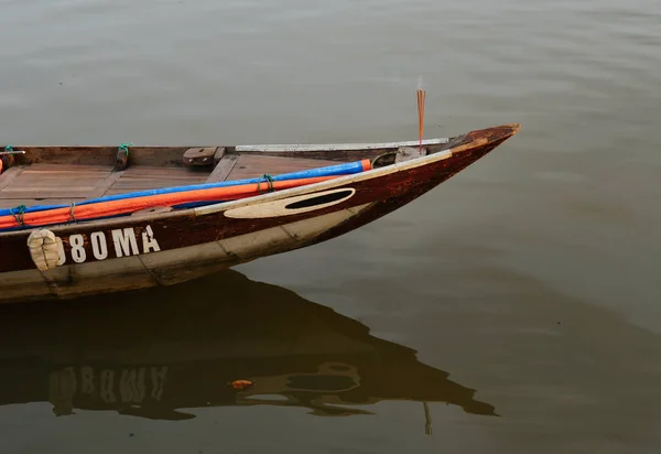 Um pequeno barco de madeira no rio — Fotografia de Stock