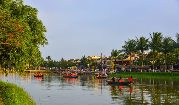 Edificios antiguos con el río en Hoi An, Vietnam — Foto de Stock