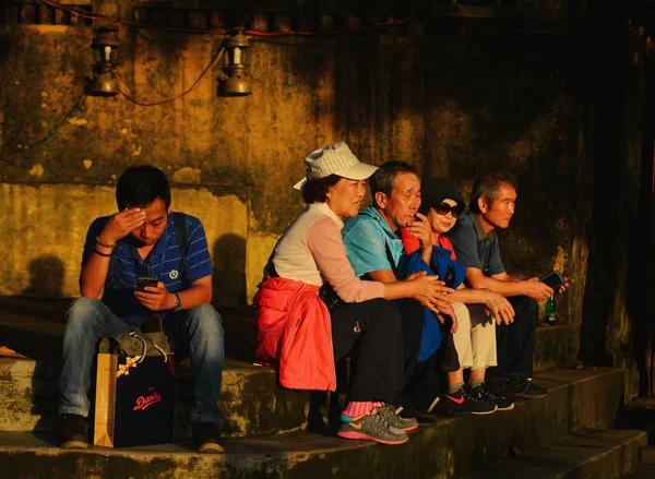 Люди посещают древний город Хойан — стоковое фото