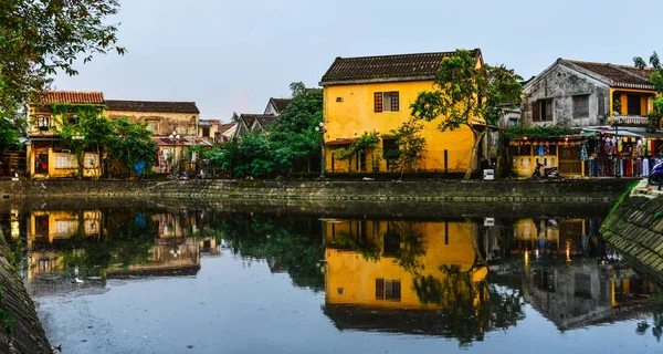 Oude gebouwen met de rivier in Hoi An, Vietnam — Stockfoto