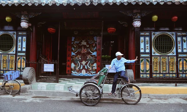 Cyclo Hoi An ana caddeüzerinde çalışan — Stok fotoğraf