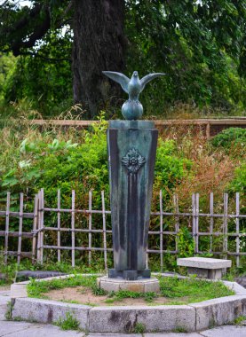 Halk parkında bronz güvercin anıtı 